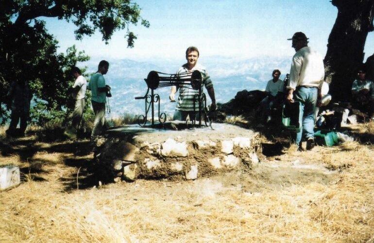 Eπιδιόρθωση του πηγαδιού της Βαράσοβας, περιοδικό Κορφές, τεύχος 118 Μάρτιος Απρίλιος 1996, ΕΟΣ Αχαρνών